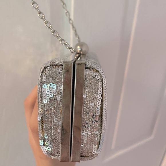 CNKW silver glittering handbag/evening clutch - Picture 3 of 5